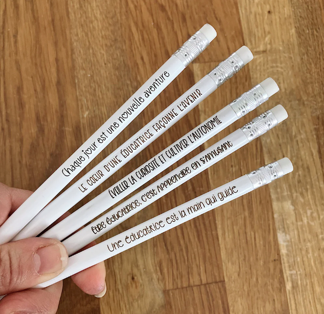 Cadeau pour éducatrice - Lot de 5 crayons blancs avec pensées gravées pour éducatrice